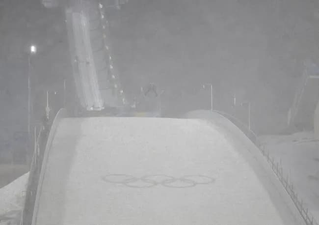 スキージャンプ競技打ち切り、五輪責任者が誠意ある説明「テレビ中継の時間の限界もあった」