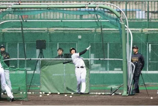 阪神・立石が初の屋外フリーで快音連発　広角に打ち分ける技術も披露　平田２軍監督も熱視線