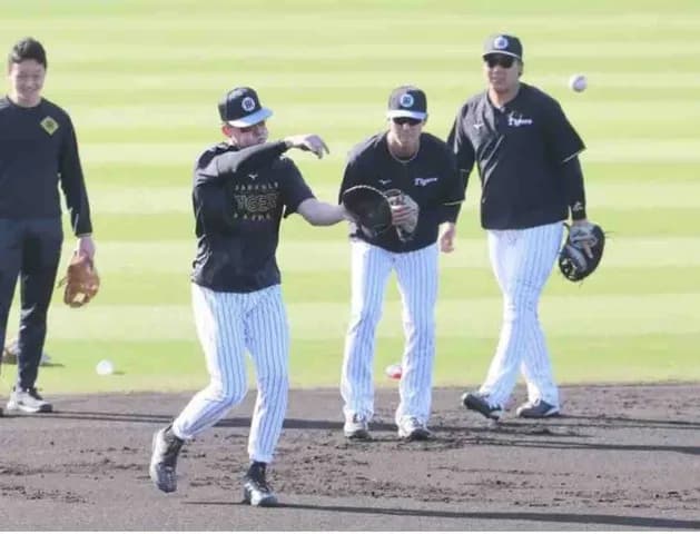 阪神の新外国人ディベイニーが今春4度目の早出特守　遊撃位置で約30分間、藤川監督も熱視線