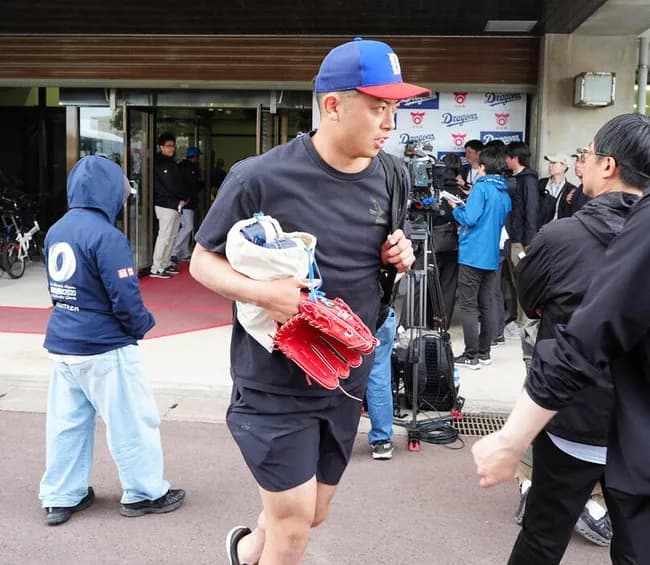 【中日】昨季セーブ王・松山晋也が途中離脱　左脇腹の筋挫傷で帰名　井上監督は神妙な表情