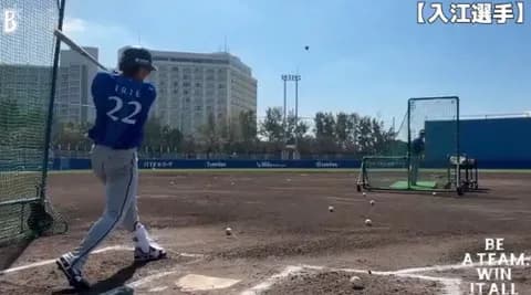 宜野湾に快音！キャンプ恒例「投手の打撃練習」で衝撃の場外弾　DeNA公式SNSが動画公開