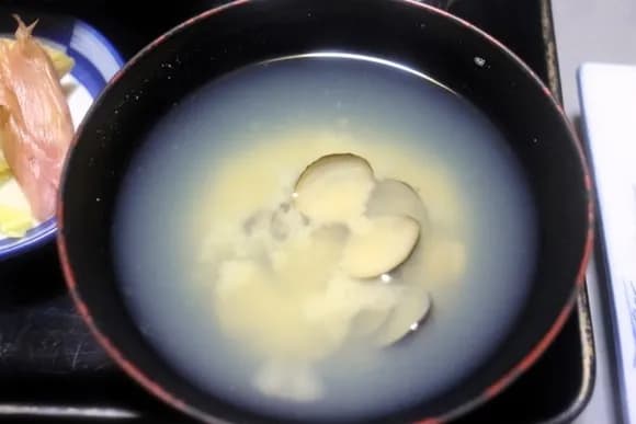 【速報】一般家庭、味噌汁に入ってるシジミを食べないことが判明・・・・・・・・・・・・・