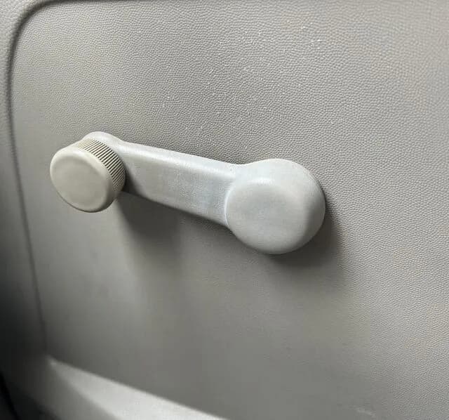 「レバーをクルクル回して車の窓を開ける」←この昭和の光景、なかなかかっこいいよなw