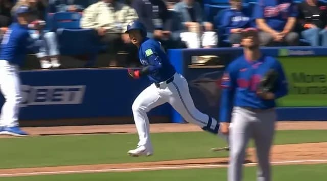 ブルージェイズ・岡本和真、オープン戦初ヒットがホームラン！ WBCアメリカ代表投手からバックスクリーンへ