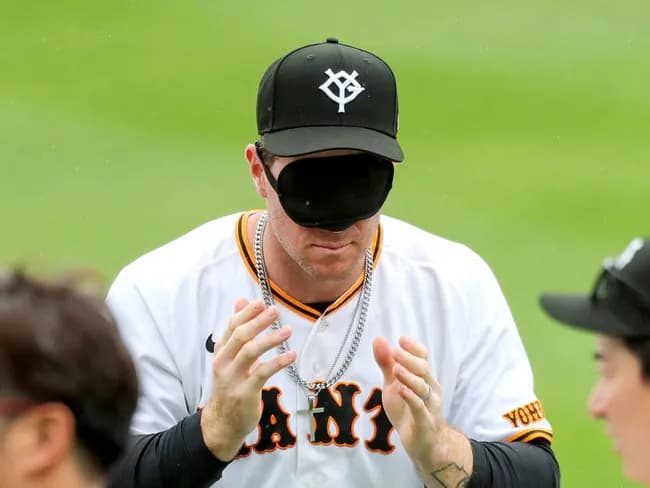 【悲報】巨人キャベッジ、目隠し守備練習させられている姿を発見される