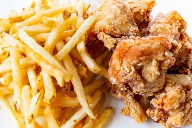 食べ放題でフライドポテトと唐揚げばかり食べてるおじさんいるでしょ？