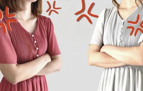 【悲報】ぶつかり弱女同士の衝突、観測されるｗｗｗｗｗｗｗｗｗｗ