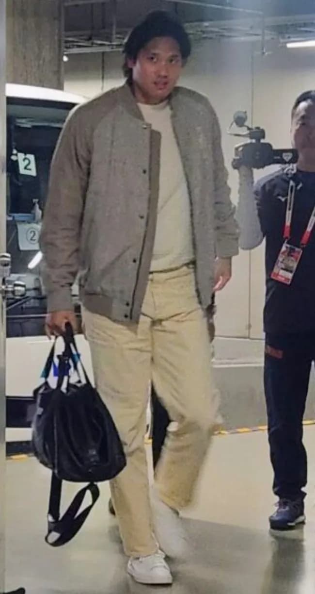 【悲報】大谷翔平帰国！→日本人「うおおおおおおお！！あれ？大谷ってこんなだっけ？」