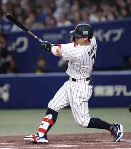 侍ジャパン　佐藤輝明が完璧な先制３ラン！内角低めを右翼席中段へ　打球速度１７９キロ＆飛距離１３１メートル　ベンチの大谷翔平も右手を挙げてたたえる