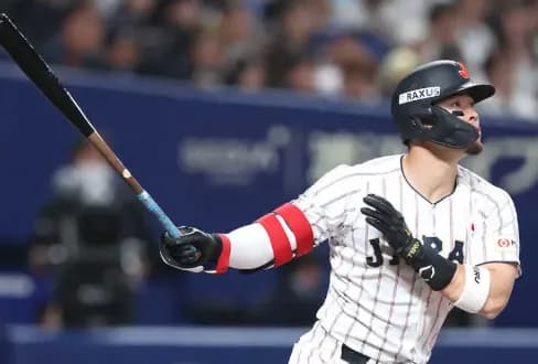 【朗報】佐藤輝明、HR後に大谷とハイタッチ→大谷爆笑