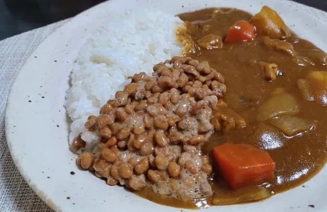 血迷ってカレーに納豆入れたら普通に美味しくて草