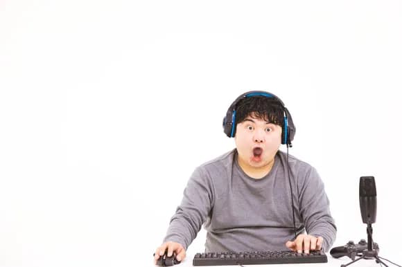 【悲報】ゲーム実況者「ギャハハ！」（年収5000万）ゲームエンジニアワイ（年収600万）「...」