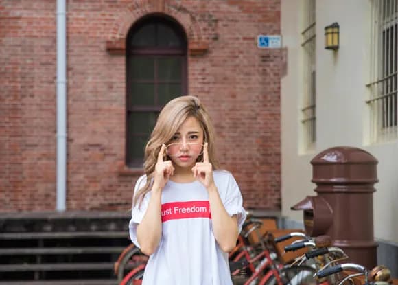 【悲報】美少女「学生時代の同級生とディズニー楽しむぞー」外野「あ、あの人セクシー女優やん！」