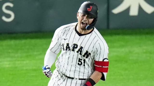 侍J鈴木誠也〝雄叫び〟2ランホームラン！渾身ガッツポーズでチームを鼓舞！！