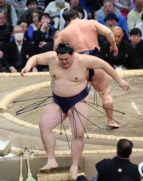 【悲報】横綱大の里さん、初日から金星配給