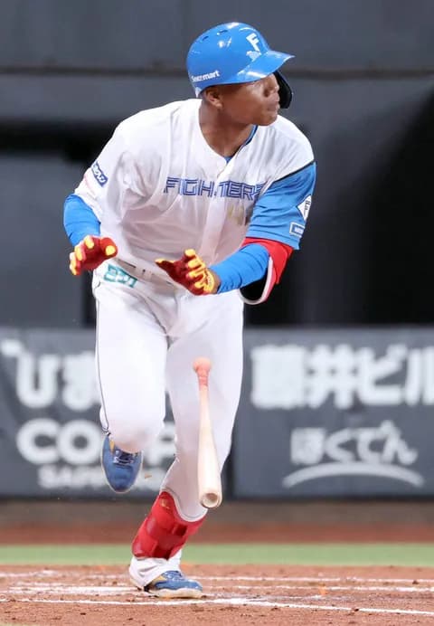 【日本ハム】ドラ２・エドポロケインがオープン戦初打点　田中晴也の１５１キロ捉える