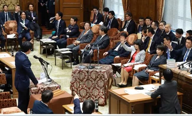 中道小川「WBC見に行った大臣は手を挙げろ！」3人「(ｽｯ」小川「危機管理上大問題だッ！！！」