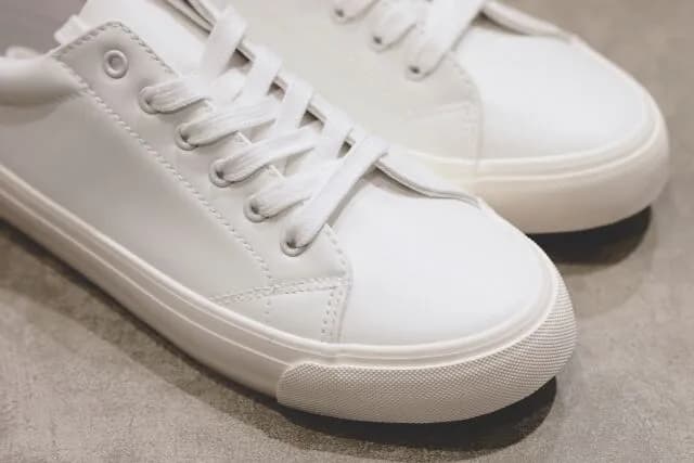 スニーカーはどこの履いてる？