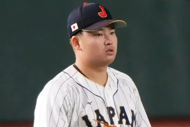 【WBC】村上宗隆、天皇皇后両陛下退場時の“ガム噛み＆腕組み”に批判の声「これはダメ」