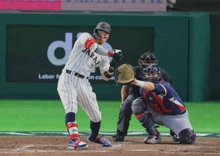 チェコ戦の佐藤輝明の死球、ヤバそうな場所に当たる