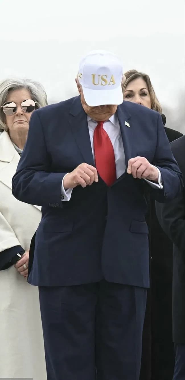 【悲報】ドナルド・トランプ、戦死者帰還式で野球帽を被ってしまい炎上ｗｗｗｗｗｗｗｗ