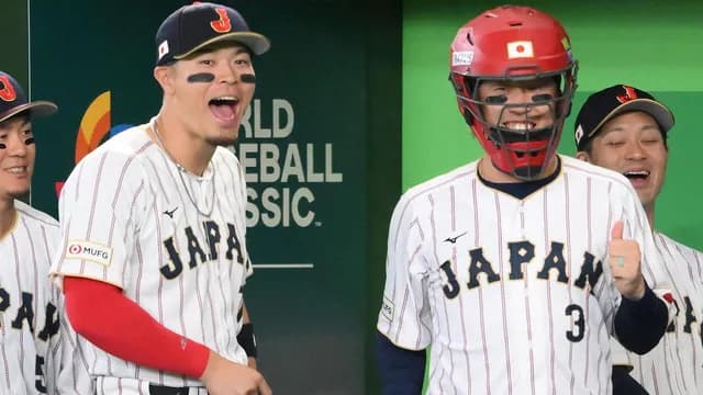 侍J小園『赤いマスクマン』でチームを救う！野手唯一未出場も盛り上げ役で貢献