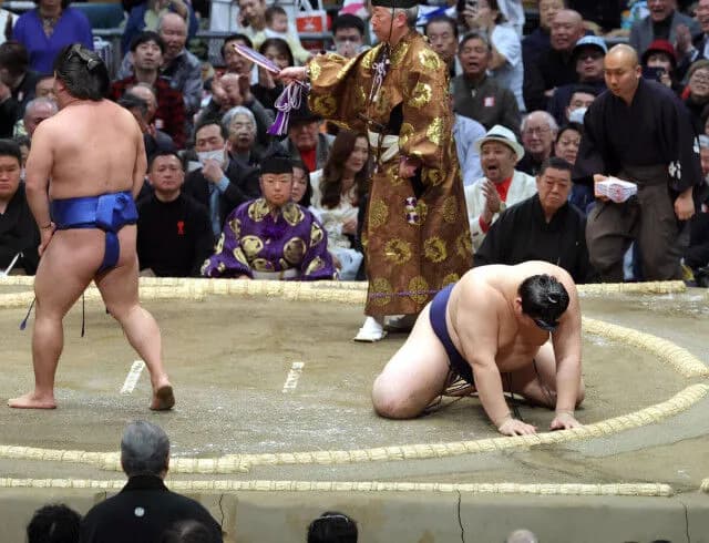 【相撲】大の里がまさかの３連敗にぼう然　４秒四つんばいから立ち上がれず　綱取りの安青錦は２勝目　豊昇龍、琴桜は３連勝