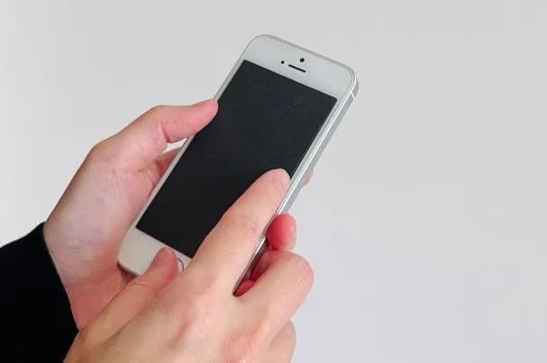 【悲報】JRA騎手、スマホでネトフリ視聴し騎乗停止