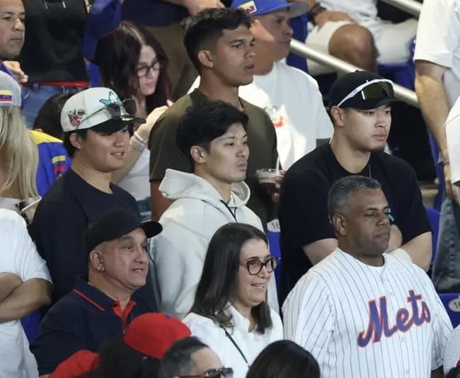 侍ジャパン　佐藤輝、坂本、森下の阪神トリオは仲良く並んで熱視線　ドミニカ－ベネズエラを現地観戦