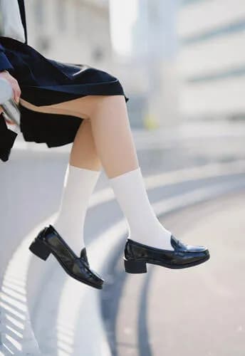 【悲報】令和キッズさん、女子高生のスカート内を盗撮してしまう・・・・・・・・・・・・・・・