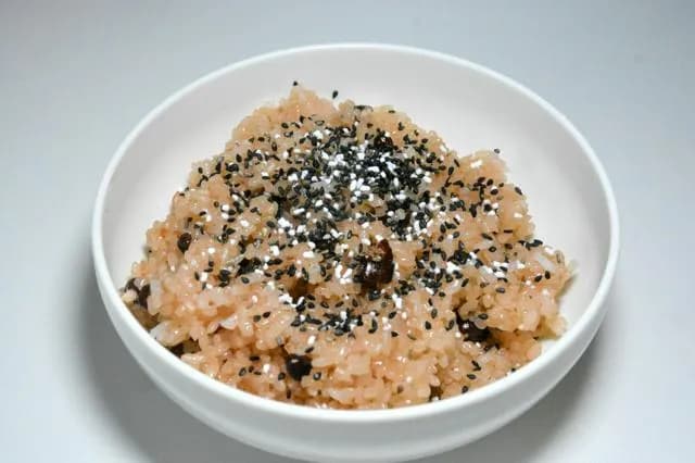 給食「赤飯出すね♥」 敵「今日は3／11なんだが😡」 給食「あっ…」 →赤飯全廃棄へ