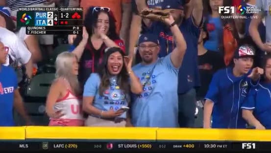 【WBC】ライトスタンドの客がフェンス手前でダイレクトキャッチしてしまう・・・