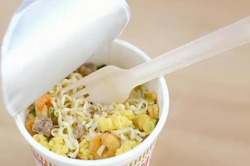 【悲報】コンビニでカップ麺にお湯入れて歩いてどっか行く奴の正体ｗｗｗｗｗｗｗｗｗｗｗｗｗｗｗｗ