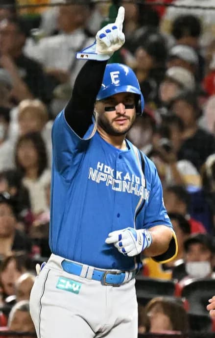 【日本ハム】マルティネスが1273日ぶりに左翼守備　最後に外野守ったのは中日時代の22年９月