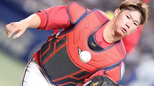 カープ坂倉『頭脳的好プレー』で柳田のホームインを阻止！床田暴投→ベンチへ入る球をスルー