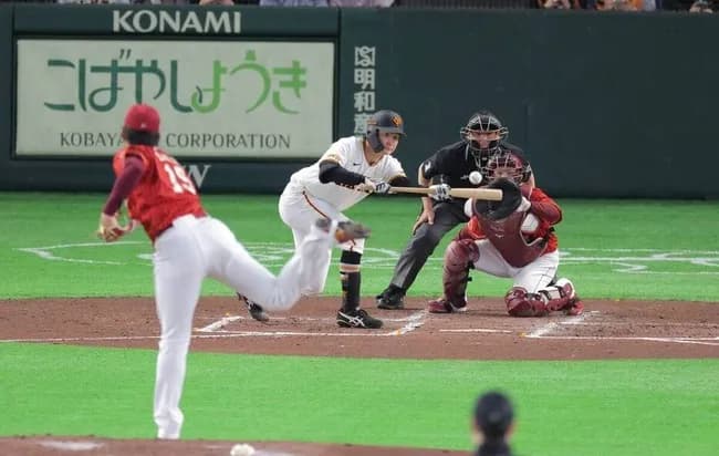 巨人・竹丸和幸が2死からの打席でバント　阿部慎之助監督も拍手