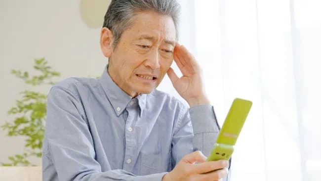 【悲報】ガラケー爺さん、病院で「アプリで予約してくだい」と言われブチギレ