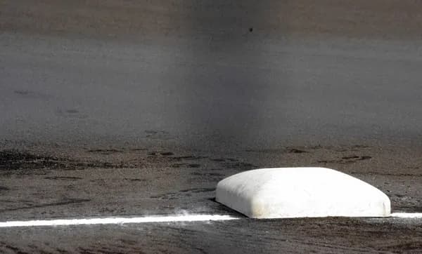 一塁ランナーはリードを思いっきり大きく取ってピッチャーが牽制したら二塁に行けばいいじゃん