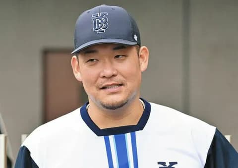 DeNA筒香嘉智の「開幕1軍」を相川監督が明言！ 上半身の不安払拭へ雨のナイター練習でノック