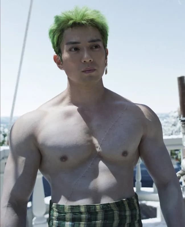 【画像】マックケンユー役(ロロノア・ゾロ)の鍛え上げられた肉体ｗｗｗｗｗｗ