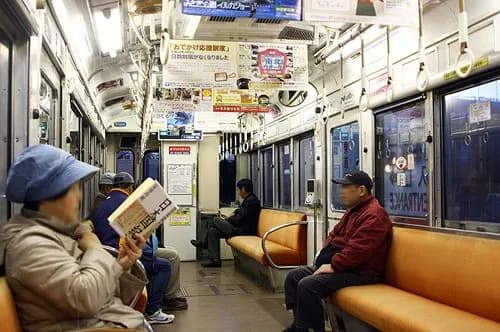 【悲報】「電車内でジャンプしたら自分だけ空中に残るから大惨事になる」とかいうやつｗｗｗｗｗｗｗｗｗｗ