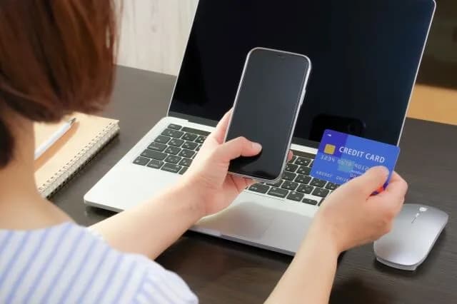 給料「クレカの支払いで全部消えますｗ」👈なにこれ