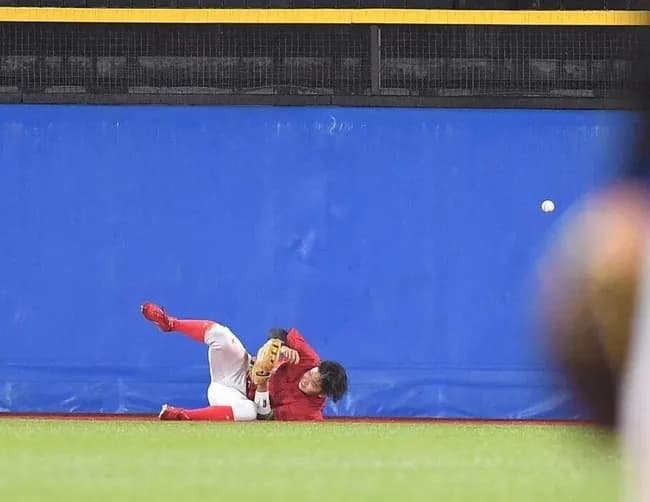 【悲報】広島カープドラ1平川、フェンスに激突し負傷交代⋯今日の試合は多分出なそう