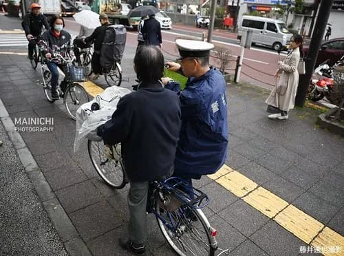 【動画】自転車の青切符、初日からパトカーがチャリを追い越せず大渋滞発生ｗｗｗｗｗｗｗｗｗｗ