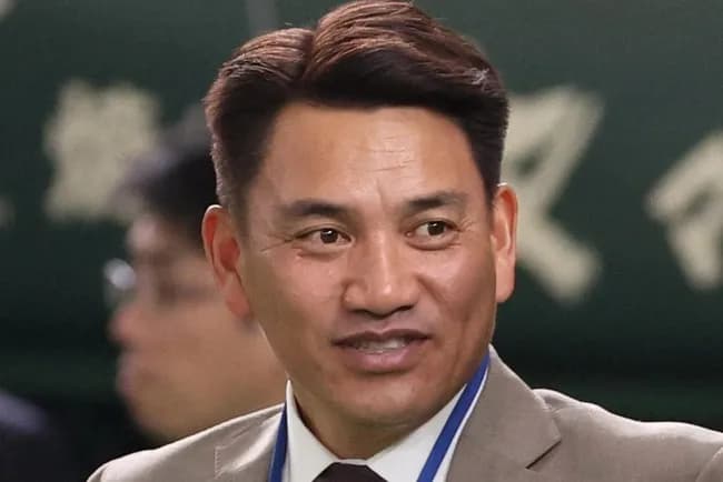 井口資仁(不倫離婚、ロッテ追放済)→代表監督候補に浮上