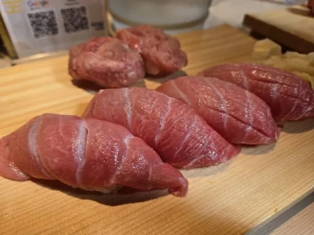 マグロの大トロを20貫買ってみたら、6貫超えたあたりで脂がキツくて食えなくなった