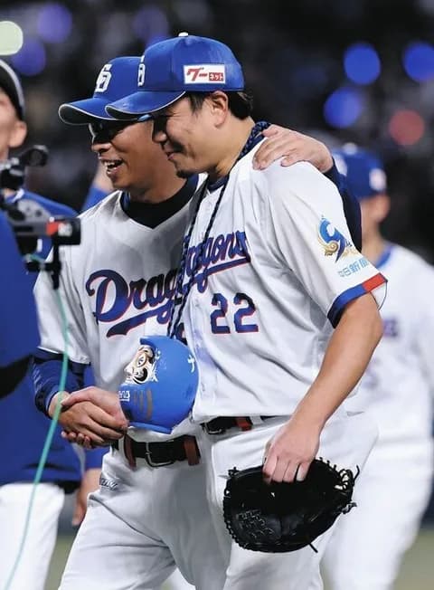 中日恒例の勝利後円陣に青いダルマが登場