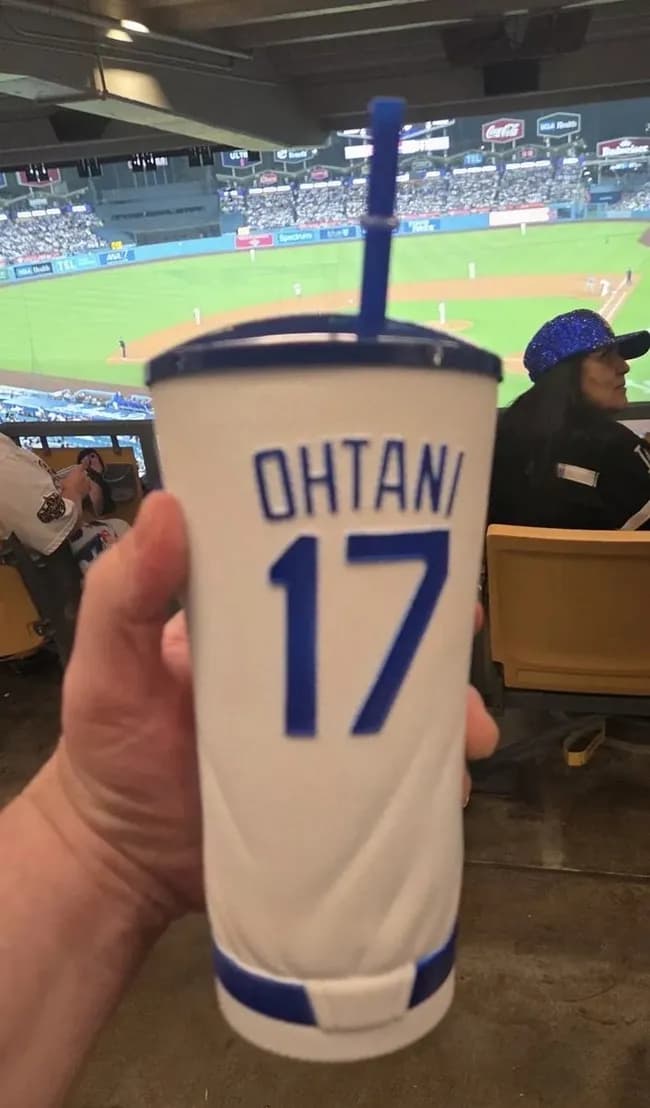 ドジャース「大谷カップ（1.3万）買えばジュース1日飲み放題だよ！」→大炎上→ドジャ「シーズン無料にするわ」