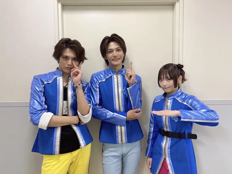 【画像】女性声優さん、舞台で共演したイケメンたちと写真を撮りまくってしまう・・・・・・・・・