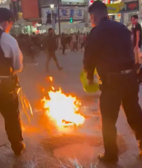 【動画】渋谷交差点放火事件、警察さんが燃えるガソリンに水バシャバシャかけてしまう………
